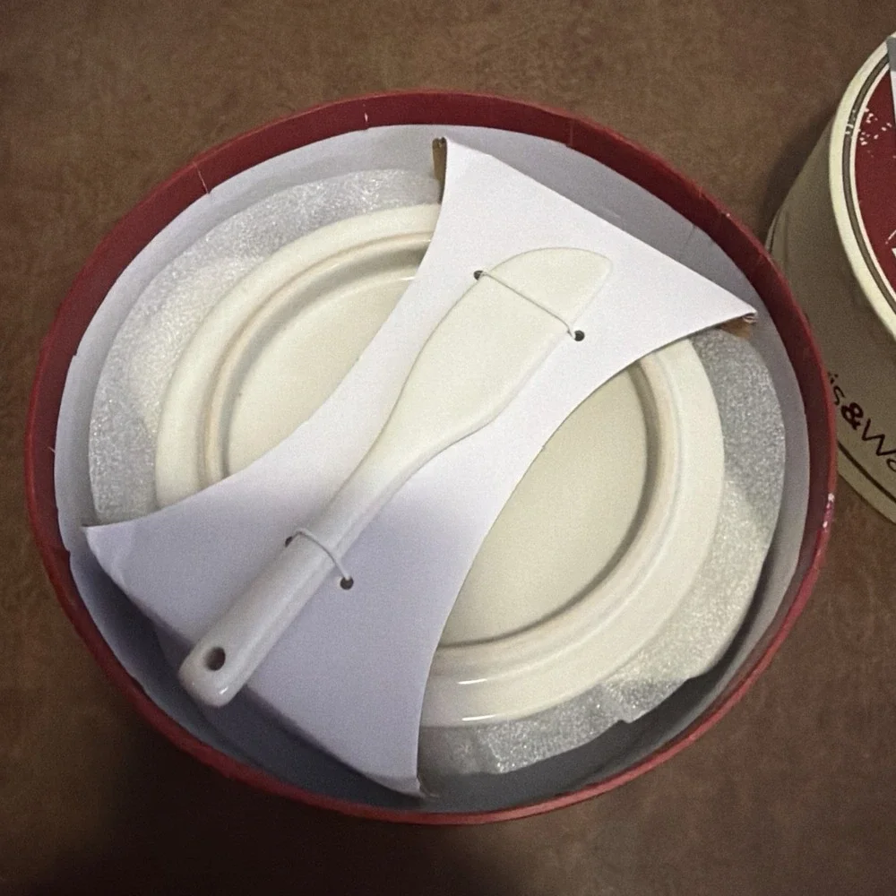 DAVIS & WADDELL CAMEMBERT AND BRIE BAKER UNUSED includes SPREADER WHITE CERAMIC